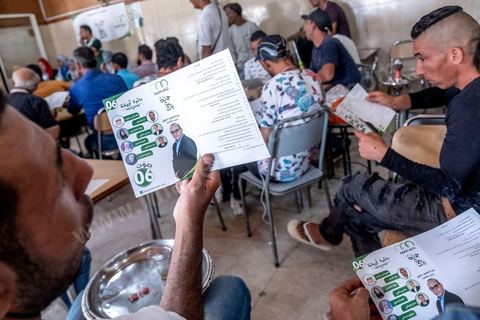 03 octobre 2019 : dans un café du quartier populaire de Raoued, Seifeddine Makhlouf, avocat, candidat éliminé au 1er tour des président et porte parole de la coalition Al Karama, mouvement islamiste proche des jeunes de la révolution, tient une réunion. lors de cette réunion il a indiqué que les habitants de Ben Guerdane sont les plus heureux en Tunisie. « Il y a une absence de l’Etat à Ben Guerdane. La police et l’administration sont quasi-inexistantes. Les habitants de Ben Guerdane sont des hors la loi. La douane tunisienne est éloignée de Ben Guerdane. Souvent, quand on se libère des griffes de l’Etat, on devient heureux ». Et d’ajouter : « Lorsque je me rends à Ben Guerdane, je m’amuse. On peut tout acheter avec les contrebandiers. Souvent, on trouve un agent de police. Il te salue pas plus. La loi n’est pas appliquée. C’est pour cette raison que les habitants de Ben Guerdane sont des gens libres ».