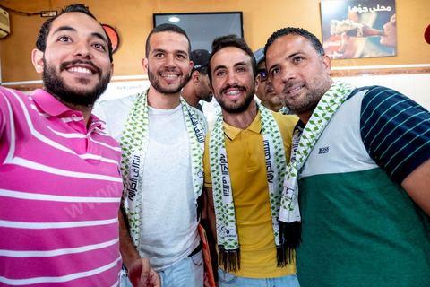 03 octobre 2019 : dans un café du quartier populaire de Raoued, Seifeddine Makhlouf, avocat, candidat éliminé au 1er tour des président et porte parole de la coalition Al Karama, mouvement islamiste proche des jeunes de la révolution, tient une réunion. lors de cette réunion il a indiqué que les habitants de Ben Guerdane sont les plus heureux en Tunisie. « Il y a une absence de l’Etat à Ben Guerdane. La police et l’administration sont quasi-inexistantes. Les habitants de Ben Guerdane sont des hors la loi. La douane tunisienne est éloignée de Ben Guerdane. Souvent, quand on se libère des griffes de l’Etat, on devient heureux ». Et d’ajouter : « Lorsque je me rends à Ben Guerdane, je m’amuse. On peut tout acheter avec les contrebandiers. Souvent, on trouve un agent de police. Il te salue pas plus. La loi n’est pas appliquée. C’est pour cette raison que les habitants de Ben Guerdane sont des gens libres ».