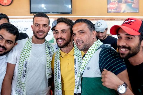 03 octobre 2019 : dans un café du quartier populaire de Raoued, Seifeddine Makhlouf, avocat, candidat éliminé au 1er tour des président et porte parole de la coalition Al Karama, mouvement islamiste proche des jeunes de la révolution, tient une réunion. lors de cette réunion il a indiqué que les habitants de Ben Guerdane sont les plus heureux en Tunisie. « Il y a une absence de l’Etat à Ben Guerdane. La police et l’administration sont quasi-inexistantes. Les habitants de Ben Guerdane sont des hors la loi. La douane tunisienne est éloignée de Ben Guerdane. Souvent, quand on se libère des griffes de l’Etat, on devient heureux ». Et d’ajouter : « Lorsque je me rends à Ben Guerdane, je m’amuse. On peut tout acheter avec les contrebandiers. Souvent, on trouve un agent de police. Il te salue pas plus. La loi n’est pas appliquée. C’est pour cette raison que les habitants de Ben Guerdane sont des gens libres ».