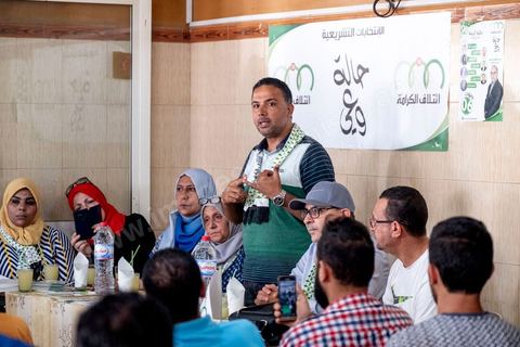 03 octobre 2019 : dans un café du quartier populaire de Raoued, Seifeddine Makhlouf, avocat, candidat éliminé au 1er tour des président et porte parole de la coalition Al Karama, mouvement islamiste proche des jeunes de la révolution, tient une réunion. lors de cette réunion il a indiqué que les habitants de Ben Guerdane sont les plus heureux en Tunisie. « Il y a une absence de l’Etat à Ben Guerdane. La police et l’administration sont quasi-inexistantes. Les habitants de Ben Guerdane sont des hors la loi. La douane tunisienne est éloignée de Ben Guerdane. Souvent, quand on se libère des griffes de l’Etat, on devient heureux ». Et d’ajouter : « Lorsque je me rends à Ben Guerdane, je m’amuse. On peut tout acheter avec les contrebandiers. Souvent, on trouve un agent de police. Il te salue pas plus. La loi n’est pas appliquée. C’est pour cette raison que les habitants de Ben Guerdane sont des gens libres ».