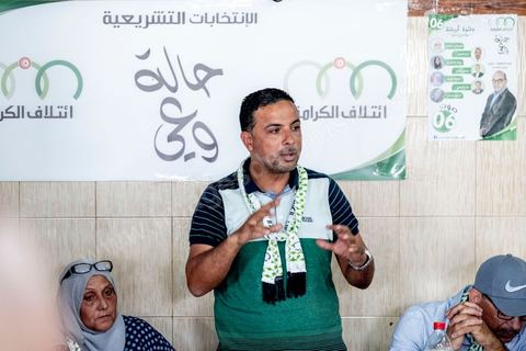 03 octobre 2019 : dans un café du quartier populaire de Raoued, Seifeddine Makhlouf, avocat, candidat éliminé au 1er tour des président et porte parole de la coalition Al Karama, mouvement islamiste proche des jeunes de la révolution, tient une réunion. lors de cette réunion il a indiqué que les habitants de Ben Guerdane sont les plus heureux en Tunisie. « Il y a une absence de l’Etat à Ben Guerdane. La police et l’administration sont quasi-inexistantes. Les habitants de Ben Guerdane sont des hors la loi. La douane tunisienne est éloignée de Ben Guerdane. Souvent, quand on se libère des griffes de l’Etat, on devient heureux ». Et d’ajouter : « Lorsque je me rends à Ben Guerdane, je m’amuse. On peut tout acheter avec les contrebandiers. Souvent, on trouve un agent de police. Il te salue pas plus. La loi n’est pas appliquée. C’est pour cette raison que les habitants de Ben Guerdane sont des gens libres ».