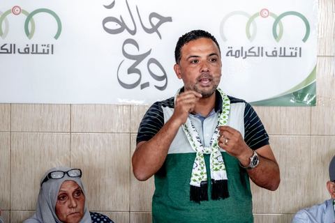 03 octobre 2019 : dans un café du quartier populaire de Raoued, Seifeddine Makhlouf, avocat, candidat éliminé au 1er tour des président et porte parole de la coalition Al Karama, mouvement islamiste proche des jeunes de la révolution, tient une réunion. lors de cette réunion il a indiqué que les habitants de Ben Guerdane sont les plus heureux en Tunisie. « Il y a une absence de l’Etat à Ben Guerdane. La police et l’administration sont quasi-inexistantes. Les habitants de Ben Guerdane sont des hors la loi. La douane tunisienne est éloignée de Ben Guerdane. Souvent, quand on se libère des griffes de l’Etat, on devient heureux ». Et d’ajouter : « Lorsque je me rends à Ben Guerdane, je m’amuse. On peut tout acheter avec les contrebandiers. Souvent, on trouve un agent de police. Il te salue pas plus. La loi n’est pas appliquée. C’est pour cette raison que les habitants de Ben Guerdane sont des gens libres ».