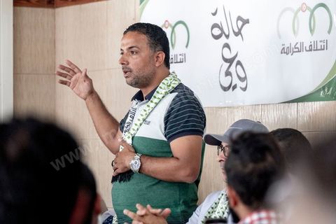 03 octobre 2019 : dans un café du quartier populaire de Raoued, Seifeddine Makhlouf, avocat, candidat éliminé au 1er tour des président et porte parole de la coalition Al Karama, mouvement islamiste proche des jeunes de la révolution, tient une réunion. lors de cette réunion il a indiqué que les habitants de Ben Guerdane sont les plus heureux en Tunisie. « Il y a une absence de l’Etat à Ben Guerdane. La police et l’administration sont quasi-inexistantes. Les habitants de Ben Guerdane sont des hors la loi. La douane tunisienne est éloignée de Ben Guerdane. Souvent, quand on se libère des griffes de l’Etat, on devient heureux ». Et d’ajouter : « Lorsque je me rends à Ben Guerdane, je m’amuse. On peut tout acheter avec les contrebandiers. Souvent, on trouve un agent de police. Il te salue pas plus. La loi n’est pas appliquée. C’est pour cette raison que les habitants de Ben Guerdane sont des gens libres ».