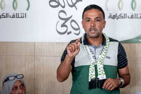 03 octobre 2019 : dans un café du quartier populaire de Raoued, Seifeddine Makhlouf, avocat, candidat éliminé au 1er tour des président et porte parole de la coalition Al Karama, mouvement islamiste proche des jeunes de la révolution, tient une réunion. lors de cette réunion il a indiqué que les habitants de Ben Guerdane sont les plus heureux en Tunisie. « Il y a une absence de l’Etat à Ben Guerdane. La police et l’administration sont quasi-inexistantes. Les habitants de Ben Guerdane sont des hors la loi. La douane tunisienne est éloignée de Ben Guerdane. Souvent, quand on se libère des griffes de l’Etat, on devient heureux ». Et d’ajouter : « Lorsque je me rends à Ben Guerdane, je m’amuse. On peut tout acheter avec les contrebandiers. Souvent, on trouve un agent de police. Il te salue pas plus. La loi n’est pas appliquée. C’est pour cette raison que les habitants de Ben Guerdane sont des gens libres ».