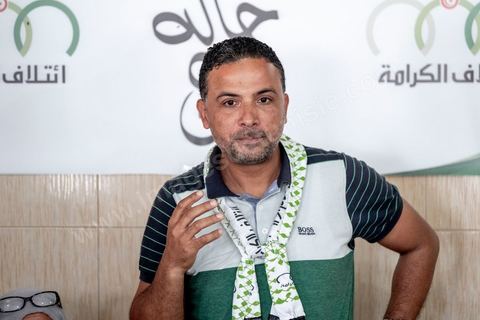 03 octobre 2019 : dans un café du quartier populaire de Raoued, Seifeddine Makhlouf, avocat, candidat éliminé au 1er tour des président et porte parole de la coalition Al Karama, mouvement islamiste proche des jeunes de la révolution, tient une réunion. lors de cette réunion il a indiqué que les habitants de Ben Guerdane sont les plus heureux en Tunisie. « Il y a une absence de l’Etat à Ben Guerdane. La police et l’administration sont quasi-inexistantes. Les habitants de Ben Guerdane sont des hors la loi. La douane tunisienne est éloignée de Ben Guerdane. Souvent, quand on se libère des griffes de l’Etat, on devient heureux ». Et d’ajouter : « Lorsque je me rends à Ben Guerdane, je m’amuse. On peut tout acheter avec les contrebandiers. Souvent, on trouve un agent de police. Il te salue pas plus. La loi n’est pas appliquée. C’est pour cette raison que les habitants de Ben Guerdane sont des gens libres ».