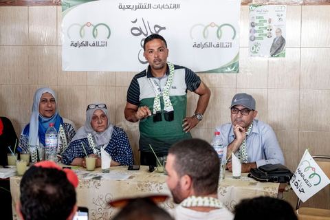 03 octobre 2019 : dans un café du quartier populaire de Raoued, Seifeddine Makhlouf, avocat, candidat éliminé au 1er tour des président et porte parole de la coalition Al Karama, mouvement islamiste proche des jeunes de la révolution, tient une réunion. lors de cette réunion il a indiqué que les habitants de Ben Guerdane sont les plus heureux en Tunisie. « Il y a une absence de l’Etat à Ben Guerdane. La police et l’administration sont quasi-inexistantes. Les habitants de Ben Guerdane sont des hors la loi. La douane tunisienne est éloignée de Ben Guerdane. Souvent, quand on se libère des griffes de l’Etat, on devient heureux ». Et d’ajouter : « Lorsque je me rends à Ben Guerdane, je m’amuse. On peut tout acheter avec les contrebandiers. Souvent, on trouve un agent de police. Il te salue pas plus. La loi n’est pas appliquée. C’est pour cette raison que les habitants de Ben Guerdane sont des gens libres ».