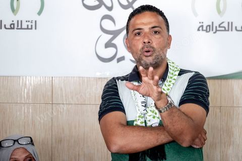 03 octobre 2019 : dans un café du quartier populaire de Raoued, Seifeddine Makhlouf, avocat, candidat éliminé au 1er tour des président et porte parole de la coalition Al Karama, mouvement islamiste proche des jeunes de la révolution, tient une réunion. lors de cette réunion il a indiqué que les habitants de Ben Guerdane sont les plus heureux en Tunisie. « Il y a une absence de l’Etat à Ben Guerdane. La police et l’administration sont quasi-inexistantes. Les habitants de Ben Guerdane sont des hors la loi. La douane tunisienne est éloignée de Ben Guerdane. Souvent, quand on se libère des griffes de l’Etat, on devient heureux ». Et d’ajouter : « Lorsque je me rends à Ben Guerdane, je m’amuse. On peut tout acheter avec les contrebandiers. Souvent, on trouve un agent de police. Il te salue pas plus. La loi n’est pas appliquée. C’est pour cette raison que les habitants de Ben Guerdane sont des gens libres ».