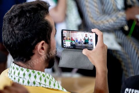 03 octobre 2019 : dans un café du quartier populaire de Raoued, Seifeddine Makhlouf, avocat, candidat éliminé au 1er tour des président et porte parole de la coalition Al Karama, mouvement islamiste proche des jeunes de la révolution, tient une réunion. lors de cette réunion il a indiqué que les habitants de Ben Guerdane sont les plus heureux en Tunisie. « Il y a une absence de l’Etat à Ben Guerdane. La police et l’administration sont quasi-inexistantes. Les habitants de Ben Guerdane sont des hors la loi. La douane tunisienne est éloignée de Ben Guerdane. Souvent, quand on se libère des griffes de l’Etat, on devient heureux ». Et d’ajouter : « Lorsque je me rends à Ben Guerdane, je m’amuse. On peut tout acheter avec les contrebandiers. Souvent, on trouve un agent de police. Il te salue pas plus. La loi n’est pas appliquée. C’est pour cette raison que les habitants de Ben Guerdane sont des gens libres ».