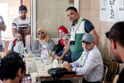 03 octobre 2019 : dans un café du quartier populaire de Raoued, Seifeddine Makhlouf, avocat, candidat éliminé au 1er tour des président et porte parole de la coalition Al Karama, mouvement islamiste proche des jeunes de la révolution, tient une réunion. lors de cette réunion il a indiqué que les habitants de Ben Guerdane sont les plus heureux en Tunisie. « Il y a une absence de l’Etat à Ben Guerdane. La police et l’administration sont quasi-inexistantes. Les habitants de Ben Guerdane sont des hors la loi. La douane tunisienne est éloignée de Ben Guerdane. Souvent, quand on se libère des griffes de l’Etat, on devient heureux ». Et d’ajouter : « Lorsque je me rends à Ben Guerdane, je m’amuse. On peut tout acheter avec les contrebandiers. Souvent, on trouve un agent de police. Il te salue pas plus. La loi n’est pas appliquée. C’est pour cette raison que les habitants de Ben Guerdane sont des gens libres ».