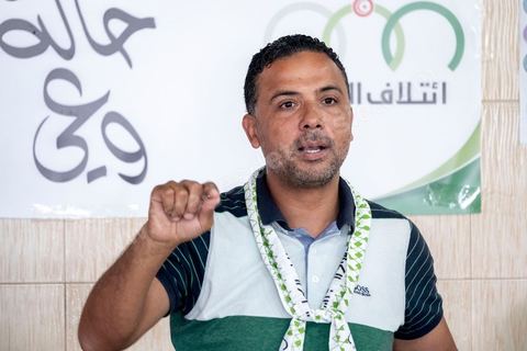 03 octobre 2019 : dans un café du quartier populaire de Raoued, Seifeddine Makhlouf, avocat, candidat éliminé au 1er tour des président et porte parole de la coalition Al Karama, mouvement islamiste proche des jeunes de la révolution, tient une réunion. lors de cette réunion il a indiqué que les habitants de Ben Guerdane sont les plus heureux en Tunisie. « Il y a une absence de l’Etat à Ben Guerdane. La police et l’administration sont quasi-inexistantes. Les habitants de Ben Guerdane sont des hors la loi. La douane tunisienne est éloignée de Ben Guerdane. Souvent, quand on se libère des griffes de l’Etat, on devient heureux ». Et d’ajouter : « Lorsque je me rends à Ben Guerdane, je m’amuse. On peut tout acheter avec les contrebandiers. Souvent, on trouve un agent de police. Il te salue pas plus. La loi n’est pas appliquée. C’est pour cette raison que les habitants de Ben Guerdane sont des gens libres ».