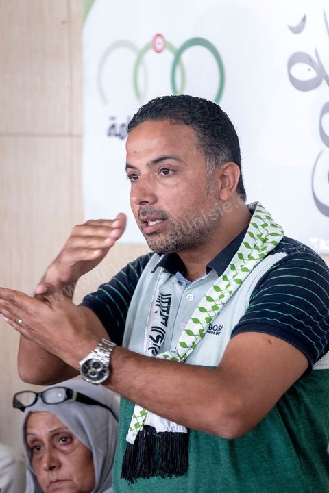 03 octobre 2019 : dans un café du quartier populaire de Raoued, Seifeddine Makhlouf, avocat, candidat éliminé au 1er tour des président et porte parole de la coalition Al Karama, mouvement islamiste proche des jeunes de la révolution, tient une réunion. lors de cette réunion il a indiqué que les habitants de Ben Guerdane sont les plus heureux en Tunisie. « Il y a une absence de l’Etat à Ben Guerdane. La police et l’administration sont quasi-inexistantes. Les habitants de Ben Guerdane sont des hors la loi. La douane tunisienne est éloignée de Ben Guerdane. Souvent, quand on se libère des griffes de l’Etat, on devient heureux ». Et d’ajouter : « Lorsque je me rends à Ben Guerdane, je m’amuse. On peut tout acheter avec les contrebandiers. Souvent, on trouve un agent de police. Il te salue pas plus. La loi n’est pas appliquée. C’est pour cette raison que les habitants de Ben Guerdane sont des gens libres ».