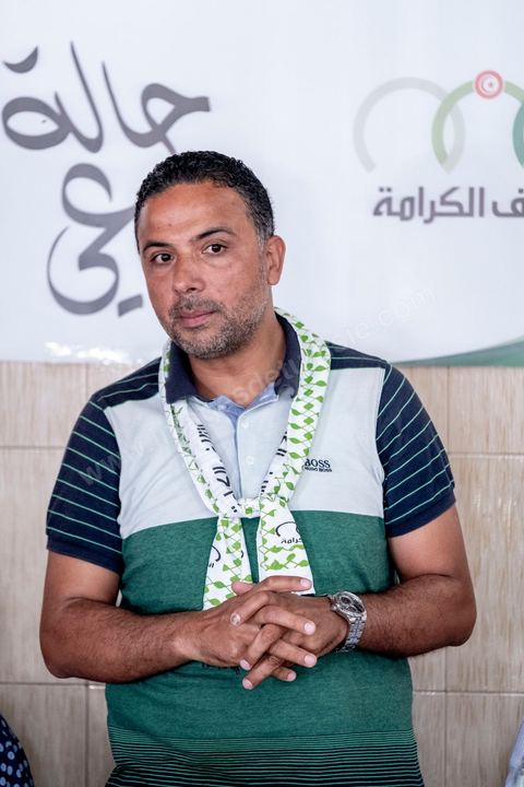 03 octobre 2019 : dans un café du quartier populaire de Raoued, Seifeddine Makhlouf, avocat, candidat éliminé au 1er tour des président et porte parole de la coalition Al Karama, mouvement islamiste proche des jeunes de la révolution, tient une réunion. lors de cette réunion il a indiqué que les habitants de Ben Guerdane sont les plus heureux en Tunisie. « Il y a une absence de l’Etat à Ben Guerdane. La police et l’administration sont quasi-inexistantes. Les habitants de Ben Guerdane sont des hors la loi. La douane tunisienne est éloignée de Ben Guerdane. Souvent, quand on se libère des griffes de l’Etat, on devient heureux ». Et d’ajouter : « Lorsque je me rends à Ben Guerdane, je m’amuse. On peut tout acheter avec les contrebandiers. Souvent, on trouve un agent de police. Il te salue pas plus. La loi n’est pas appliquée. C’est pour cette raison que les habitants de Ben Guerdane sont des gens libres ».