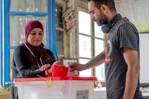 06 octobre 2019 : jour de vote pour les élections législatives en Tunisie, plus de 7 millions d'électeurs sont appelés à élire les membres de l'Assemblée des Représentants du Peuple, 217 députés à choisir parmis 1506 listes répartis sur 33 circonscriptions. A 19h30 l'ISIE annoce une participation de 41,50 %, la plus faible pour ces élections depuis 2011. Le scrutin de listes est à la propotionnelle à un seul tour. Près de 14 000 bureaux de votes mis en place en Tunisie et à l'étranger. Les résultat definitifs sont prévus dasn les trois jours suivants le scrutin. 