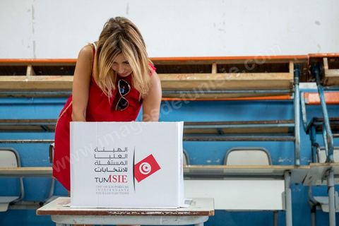 06 octobre 2019 : jour de vote pour les élections législatives en Tunisie, plus de 7 millions d'électeurs sont appelés à élire les membres de l'Assemblée des Représentants du Peuple, 217 députés à choisir parmis 1506 listes répartis sur 33 circonscriptions. A 19h30 l'ISIE annoce une participation de 41,50 %, la plus faible pour ces élections depuis 2011. Le scrutin de listes est à la propotionnelle à un seul tour. Près de 14 000 bureaux de votes mis en place en Tunisie et à l'étranger. Les résultat definitifs sont prévus dasn les trois jours suivants le scrutin. 