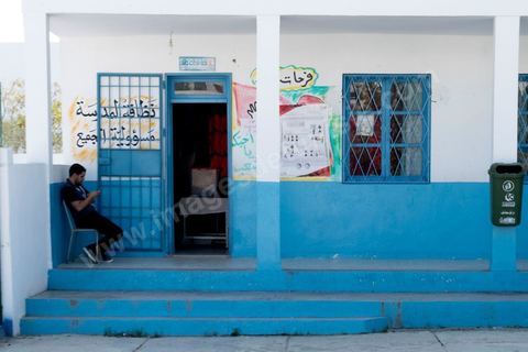 06 octobre 2019 : jour de vote pour les élections législatives en Tunisie, plus de 7 millions d'électeurs sont appelés à élire les membres de l'Assemblée des Représentants du Peuple, 217 députés à choisir parmis 1506 listes répartis sur 33 circonscriptions. A 19h30 l'ISIE annoce une participation de 41,50 %, la plus faible pour ces élections depuis 2011. Le scrutin de listes est à la propotionnelle à un seul tour. Près de 14 000 bureaux de votes mis en place en Tunisie et à l'étranger. Les résultat definitifs sont prévus dasn les trois jours suivants le scrutin. 