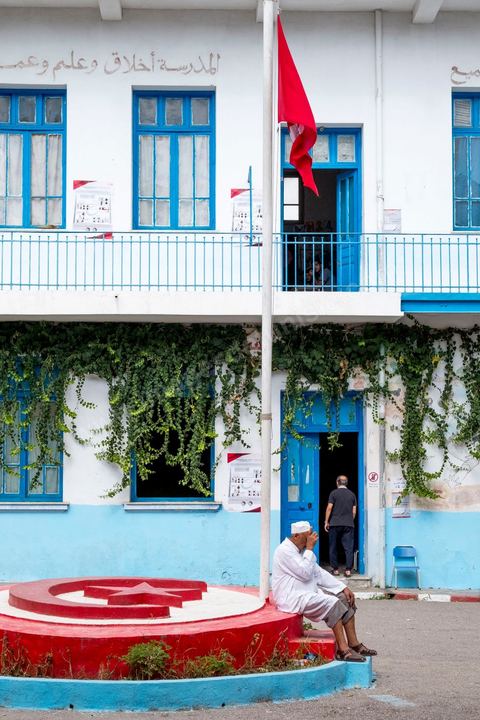 06 octobre 2019 : jour de vote pour les élections législatives en Tunisie, plus de 7 millions d'électeurs sont appelés à élire les membres de l'Assemblée des Représentants du Peuple, 217 députés à choisir parmis 1506 listes répartis sur 33 circonscriptions. A 19h30 l'ISIE annoce une participation de 41,50 %, la plus faible pour ces élections depuis 2011. Le scrutin de listes est à la propotionnelle à un seul tour. Près de 14 000 bureaux de votes mis en place en Tunisie et à l'étranger. Les résultat definitifs sont prévus dasn les trois jours suivants le scrutin. 