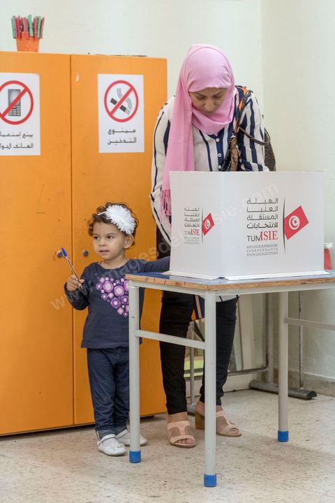 06 octobre 2019 : jour de vote pour les élections législatives en Tunisie, plus de 7 millions d'électeurs sont appelés à élire les membres de l'Assemblée des Représentants du Peuple, 217 députés à choisir parmis 1506 listes répartis sur 33 circonscriptions. A 19h30 l'ISIE annoce une participation de 41,50 %, la plus faible pour ces élections depuis 2011. Le scrutin de listes est à la propotionnelle à un seul tour. Près de 14 000 bureaux de votes mis en place en Tunisie et à l'étranger. Les résultat definitifs sont prévus dasn les trois jours suivants le scrutin. 