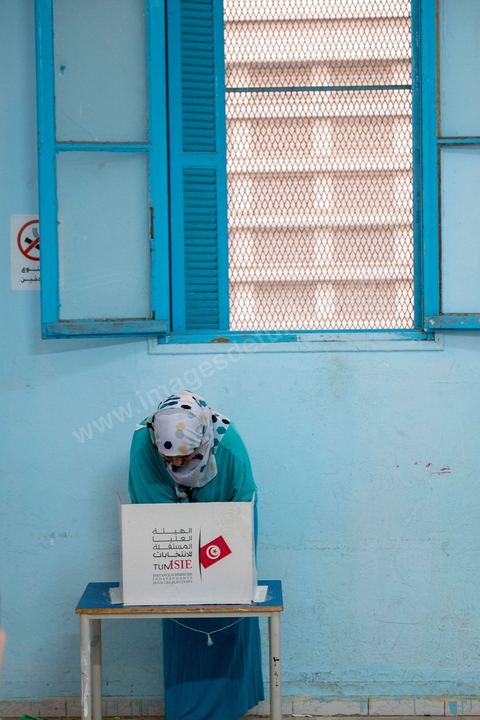 06 octobre 2019 : jour de vote pour les élections législatives en Tunisie, plus de 7 millions d'électeurs sont appelés à élire les membres de l'Assemblée des Représentants du Peuple, 217 députés à choisir parmis 1506 listes répartis sur 33 circonscriptions. A 19h30 l'ISIE annoce une participation de 41,50 %, la plus faible pour ces élections depuis 2011. Le scrutin de listes est à la propotionnelle à un seul tour. Près de 14 000 bureaux de votes mis en place en Tunisie et à l'étranger. Les résultat definitifs sont prévus dasn les trois jours suivants le scrutin. 