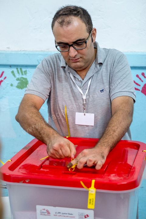 06 octobre 2019 : jour de vote pour les élections législatives en Tunisie, plus de 7 millions d'électeurs sont appelés à élire les membres de l'Assemblée des Représentants du Peuple, 217 députés à choisir parmis 1506 listes répartis sur 33 circonscriptions. A 19h30 l'ISIE annoce une participation de 41,50 %, la plus faible pour ces élections depuis 2011. Le scrutin de listes est à la propotionnelle à un seul tour. Près de 14 000 bureaux de votes mis en place en Tunisie et à l'étranger. Les résultat definitifs sont prévus dasn les trois jours suivants le scrutin. 