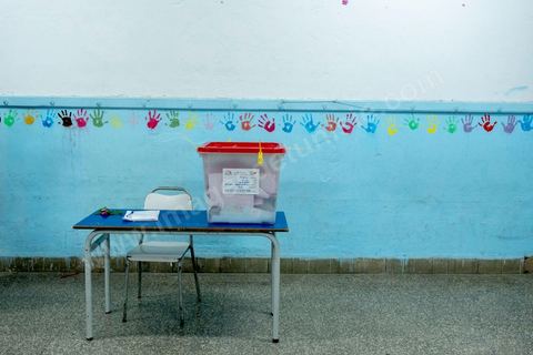 06 octobre 2019 : jour de vote pour les élections législatives en Tunisie, plus de 7 millions d'électeurs sont appelés à élire les membres de l'Assemblée des Représentants du Peuple, 217 députés à choisir parmis 1506 listes répartis sur 33 circonscriptions. A 19h30 l'ISIE annoce une participation de 41,50 %, la plus faible pour ces élections depuis 2011. Le scrutin de listes est à la propotionnelle à un seul tour. Près de 14 000 bureaux de votes mis en place en Tunisie et à l'étranger. Les résultat definitifs sont prévus dasn les trois jours suivants le scrutin. 