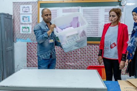 06 octobre 2019 : jour de vote pour les élections législatives en Tunisie, plus de 7 millions d'électeurs sont appelés à élire les membres de l'Assemblée des Représentants du Peuple, 217 députés à choisir parmis 1506 listes répartis sur 33 circonscriptions. A 19h30 l'ISIE annoce une participation de 41,50 %, la plus faible pour ces élections depuis 2011. Le scrutin de listes est à la propotionnelle à un seul tour. Près de 14 000 bureaux de votes mis en place en Tunisie et à l'étranger. Les résultat definitifs sont prévus dasn les trois jours suivants le scrutin. 