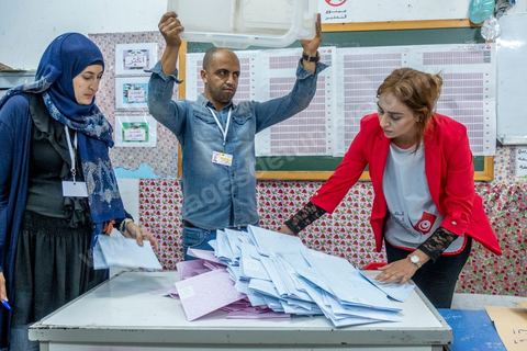 06 octobre 2019 : jour de vote pour les élections législatives en Tunisie, plus de 7 millions d'électeurs sont appelés à élire les membres de l'Assemblée des Représentants du Peuple, 217 députés à choisir parmis 1506 listes répartis sur 33 circonscriptions. A 19h30 l'ISIE annoce une participation de 41,50 %, la plus faible pour ces élections depuis 2011. Le scrutin de listes est à la propotionnelle à un seul tour. Près de 14 000 bureaux de votes mis en place en Tunisie et à l'étranger. Les résultat definitifs sont prévus dasn les trois jours suivants le scrutin. 
