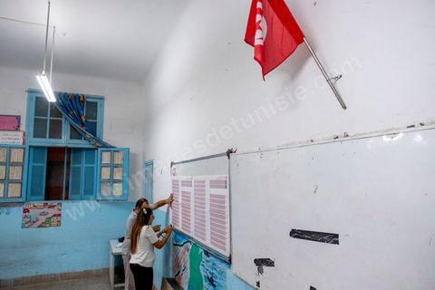 06 octobre 2019 : jour de vote pour les élections législatives en Tunisie, plus de 7 millions d'électeurs sont appelés à élire les membres de l'Assemblée des Représentants du Peuple, 217 députés à choisir parmis 1506 listes répartis sur 33 circonscriptions. A 19h30 l'ISIE annoce une participation de 41,50 %, la plus faible pour ces élections depuis 2011. Le scrutin de listes est à la propotionnelle à un seul tour. Près de 14 000 bureaux de votes mis en place en Tunisie et à l'étranger. Les résultat definitifs sont prévus dasn les trois jours suivants le scrutin. 
