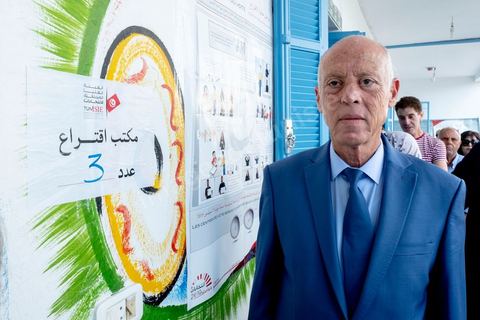 06 octobre 2019 :  En ce jour d'élections légilsatives en Tunisie, le candidat qualifié au second tour des élections présidentielles prévu pour le 13 octobre, Kais Saied, indépendant, se rend dans son bureau de vote pour effectuer son devoir de citoyen en compagnie de sa femme. Professeur de droit, la première fois qu'il votait de sa vie était le 15 septembre dernier pour le premier tour des présidentielles quil remporta. 