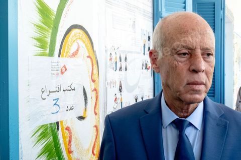 06 octobre 2019 :  En ce jour d'élections légilsatives en Tunisie, le candidat qualifié au second tour des élections présidentielles prévu pour le 13 octobre, Kais Saied, indépendant, se rend dans son bureau de vote pour effectuer son devoir de citoyen en compagnie de sa femme. Professeur de droit, la première fois qu'il votait de sa vie était le 15 septembre dernier pour le premier tour des présidentielles quil remporta. 