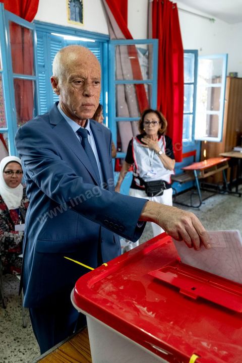 06 octobre 2019 :  En ce jour d'élections légilsatives en Tunisie, le candidat qualifié au second tour des élections présidentielles prévu pour le 13 octobre, Kais Saied, indépendant, se rend dans son bureau de vote pour effectuer son devoir de citoyen en compagnie de sa femme. Professeur de droit, la première fois qu'il votait de sa vie était le 15 septembre dernier pour le premier tour des présidentielles quil remporta. 