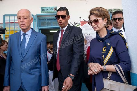 06 octobre 2019 :  En ce jour d'élections légilsatives en Tunisie, le candidat qualifié au second tour des élections présidentielles prévu pour le 13 octobre, Kais Saied, indépendant, se rend dans son bureau de vote pour effectuer son devoir de citoyen en compagnie de sa femme. Professeur de droit, la première fois qu'il votait de sa vie était le 15 septembre dernier pour le premier tour des présidentielles quil remporta. 