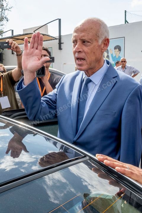 06 octobre 2019 :  En ce jour d'élections légilsatives en Tunisie, le candidat qualifié au second tour des élections présidentielles prévu pour le 13 octobre, Kais Saied, indépendant, se rend dans son bureau de vote pour effectuer son devoir de citoyen en compagnie de sa femme. Professeur de droit, la première fois qu'il votait de sa vie était le 15 septembre dernier pour le premier tour des présidentielles quil remporta. 