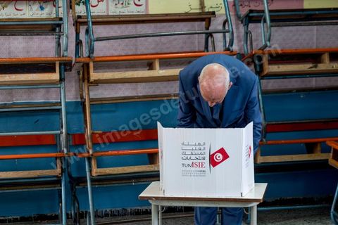 06 octobre 2019 :  En ce jour d'élections légilsatives en Tunisie, le candidat qualifié au second tour des élections présidentielles prévu pour le 13 octobre, Kais Saied, indépendant, se rend dans son bureau de vote pour effectuer son devoir de citoyen en compagnie de sa femme. Professeur de droit, la première fois qu'il votait de sa vie était le 15 septembre dernier pour le premier tour des présidentielles quil remporta. 