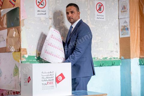06 octobre 2019 : Jour de vote pour les élections législatives en Tunisie, Seifeddine Makhlouf, avocat, candidat éliminé au 1er tour des présidentielles et porte parole de la coalition Al Karama, mouvement islamiste proche des jeunes de la révolution, se rend pour voter à son bureau du quartier populaire de Bab Jedid à Tunis. Le soir son parti sera la surprise des élections avec la troisième place et près de 20 siéges à l'ARP selon les instituts de sondage.