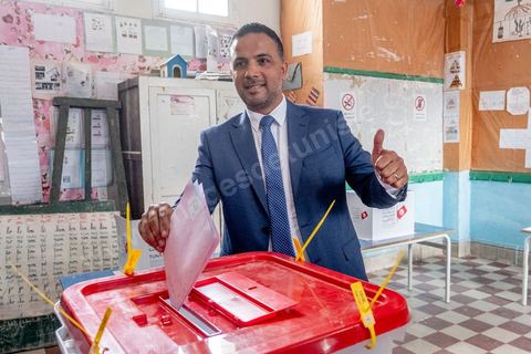 06 octobre 2019 : Jour de vote pour les élections législatives en Tunisie, Seifeddine Makhlouf, avocat, candidat éliminé au 1er tour des présidentielles et porte parole de la coalition Al Karama, mouvement islamiste proche des jeunes de la révolution, se rend pour voter à son bureau du quartier populaire de Bab Jedid à Tunis. Le soir son parti sera la surprise des élections avec la troisième place et près de 20 siéges à l'ARP selon les instituts de sondage.
