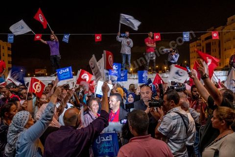 06 octobre 2019 : à 20h deux instituts de sondage mettent le parti Ennahdha en tête des élections législatives avec une quarantaine de sièges devant le parti "au coeur de la Tunisie", de Nabil Karoui, candidat en prison, avec 35 sièges à l'assemblée. Devant le siège du parti à Tunis, les militants d'Ennahdha sont venus fêter une victoire serrée et soutenir le leader du parti Rached Ghannouchi, président du parti et candidat sur Tunis. Les leadres du parti fêtent leur succès dans la rue et le bureau de Ghannouchi suivi d'une conférence de presse et d'un discours aux militants. 
