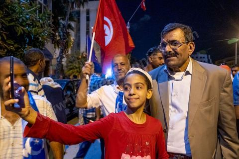 06 octobre 2019 : à 20h deux instituts de sondage mettent le parti Ennahdha en tête des élections législatives avec une quarantaine de sièges devant le parti "au coeur de la Tunisie", de Nabil Karoui, candidat en prison, avec 35 sièges à l'assemblée. Devant le siège du parti à Tunis, les militants d'Ennahdha sont venus fêter une victoire serrée et soutenir le leader du parti Rached Ghannouchi, président du parti et candidat sur Tunis. Les leadres du parti fêtent leur succès dans la rue et le bureau de Ghannouchi suivi d'une conférence de presse et d'un discours aux militants. 