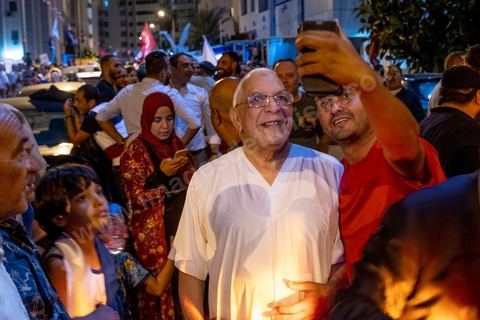 06 octobre 2019 : à 20h deux instituts de sondage mettent le parti Ennahdha en tête des élections législatives avec une quarantaine de sièges devant le parti "au coeur de la Tunisie", de Nabil Karoui, candidat en prison, avec 35 sièges à l'assemblée. Devant le siège du parti à Tunis, les militants d'Ennahdha sont venus fêter une victoire serrée et soutenir le leader du parti Rached Ghannouchi, président du parti et candidat sur Tunis. Les leadres du parti fêtent leur succès dans la rue et le bureau de Ghannouchi suivi d'une conférence de presse et d'un discours aux militants. 