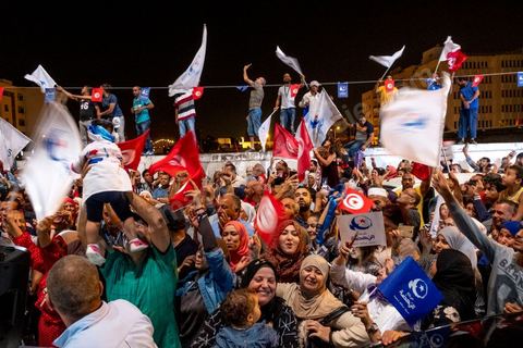 06 octobre 2019 : à 20h deux instituts de sondage mettent le parti Ennahdha en tête des élections législatives avec une quarantaine de sièges devant le parti "au coeur de la Tunisie", de Nabil Karoui, candidat en prison, avec 35 sièges à l'assemblée. Devant le siège du parti à Tunis, les militants d'Ennahdha sont venus fêter une victoire serrée et soutenir le leader du parti Rached Ghannouchi, président du parti et candidat sur Tunis. Les leadres du parti fêtent leur succès dans la rue et le bureau de Ghannouchi suivi d'une conférence de presse et d'un discours aux militants. 