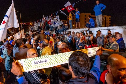 06 octobre 2019 : à 20h deux instituts de sondage mettent le parti Ennahdha en tête des élections législatives avec une quarantaine de sièges devant le parti "au coeur de la Tunisie", de Nabil Karoui, candidat en prison, avec 35 sièges à l'assemblée. Devant le siège du parti à Tunis, les militants d'Ennahdha sont venus fêter une victoire serrée et soutenir le leader du parti Rached Ghannouchi, président du parti et candidat sur Tunis. Les leadres du parti fêtent leur succès dans la rue et le bureau de Ghannouchi suivi d'une conférence de presse et d'un discours aux militants. 