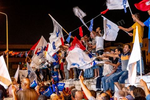 06 octobre 2019 : à 20h deux instituts de sondage mettent le parti Ennahdha en tête des élections législatives avec une quarantaine de sièges devant le parti "au coeur de la Tunisie", de Nabil Karoui, candidat en prison, avec 35 sièges à l'assemblée. Devant le siège du parti à Tunis, les militants d'Ennahdha sont venus fêter une victoire serrée et soutenir le leader du parti Rached Ghannouchi, président du parti et candidat sur Tunis. Les leadres du parti fêtent leur succès dans la rue et le bureau de Ghannouchi suivi d'une conférence de presse et d'un discours aux militants. 