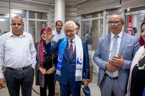 06 octobre 2019 : à 20h deux instituts de sondage mettent le parti Ennahdha en tête des élections législatives avec une quarantaine de sièges devant le parti "au coeur de la Tunisie", de Nabil Karoui, candidat en prison, avec 35 sièges à l'assemblée. Devant le siège du parti à Tunis, les militants d'Ennahdha sont venus fêter une victoire serrée et soutenir le leader du parti Rached Ghannouchi, président du parti et candidat sur Tunis. Les leadres du parti fêtent leur succès dans la rue et le bureau de Ghannouchi suivi d'une conférence de presse et d'un discours aux militants. 