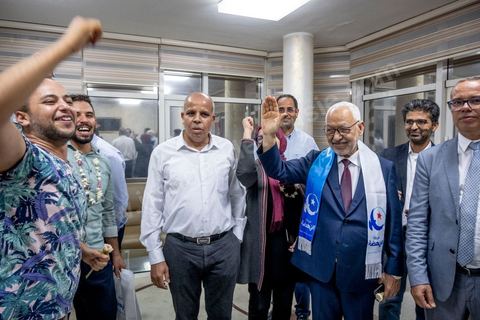 06 octobre 2019 : à 20h deux instituts de sondage mettent le parti Ennahdha en tête des élections législatives avec une quarantaine de sièges devant le parti "au coeur de la Tunisie", de Nabil Karoui, candidat en prison, avec 35 sièges à l'assemblée. Devant le siège du parti à Tunis, les militants d'Ennahdha sont venus fêter une victoire serrée et soutenir le leader du parti Rached Ghannouchi, président du parti et candidat sur Tunis. Les leadres du parti fêtent leur succès dans la rue et le bureau de Ghannouchi suivi d'une conférence de presse et d'un discours aux militants. 