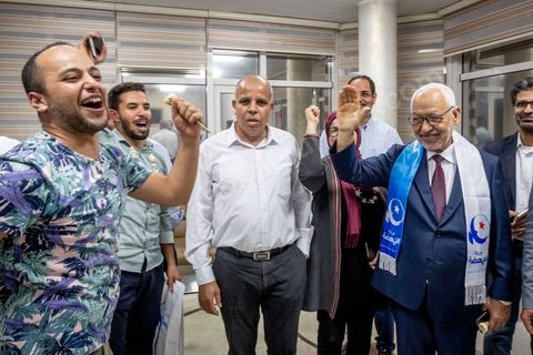 06 octobre 2019 : à 20h deux instituts de sondage mettent le parti Ennahdha en tête des élections législatives avec une quarantaine de sièges devant le parti "au coeur de la Tunisie", de Nabil Karoui, candidat en prison, avec 35 sièges à l'assemblée. Devant le siège du parti à Tunis, les militants d'Ennahdha sont venus fêter une victoire serrée et soutenir le leader du parti Rached Ghannouchi, président du parti et candidat sur Tunis. Les leadres du parti fêtent leur succès dans la rue et le bureau de Ghannouchi suivi d'une conférence de presse et d'un discours aux militants. 