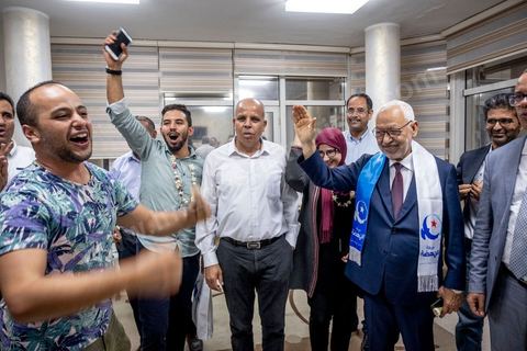 06 octobre 2019 : à 20h deux instituts de sondage mettent le parti Ennahdha en tête des élections législatives avec une quarantaine de sièges devant le parti "au coeur de la Tunisie", de Nabil Karoui, candidat en prison, avec 35 sièges à l'assemblée. Devant le siège du parti à Tunis, les militants d'Ennahdha sont venus fêter une victoire serrée et soutenir le leader du parti Rached Ghannouchi, président du parti et candidat sur Tunis. Les leadres du parti fêtent leur succès dans la rue et le bureau de Ghannouchi suivi d'une conférence de presse et d'un discours aux militants. 