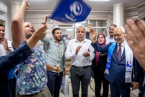 06 octobre 2019 : à 20h deux instituts de sondage mettent le parti Ennahdha en tête des élections législatives avec une quarantaine de sièges devant le parti "au coeur de la Tunisie", de Nabil Karoui, candidat en prison, avec 35 sièges à l'assemblée. Devant le siège du parti à Tunis, les militants d'Ennahdha sont venus fêter une victoire serrée et soutenir le leader du parti Rached Ghannouchi, président du parti et candidat sur Tunis. Les leadres du parti fêtent leur succès dans la rue et le bureau de Ghannouchi suivi d'une conférence de presse et d'un discours aux militants. 