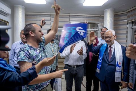 06 octobre 2019 : à 20h deux instituts de sondage mettent le parti Ennahdha en tête des élections législatives avec une quarantaine de sièges devant le parti "au coeur de la Tunisie", de Nabil Karoui, candidat en prison, avec 35 sièges à l'assemblée. Devant le siège du parti à Tunis, les militants d'Ennahdha sont venus fêter une victoire serrée et soutenir le leader du parti Rached Ghannouchi, président du parti et candidat sur Tunis. Les leadres du parti fêtent leur succès dans la rue et le bureau de Ghannouchi suivi d'une conférence de presse et d'un discours aux militants. 