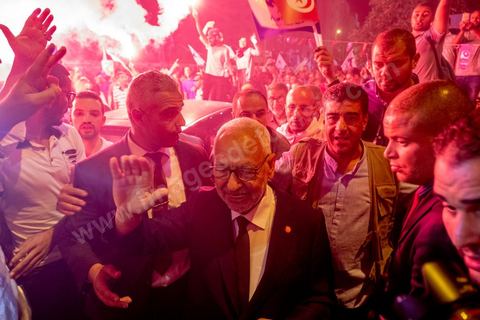 06 octobre 2019 : à 20h deux instituts de sondage mettent le parti Ennahdha en tête des élections législatives avec une quarantaine de sièges devant le parti "au coeur de la Tunisie", de Nabil Karoui, candidat en prison, avec 35 sièges à l'assemblée. Devant le siège du parti à Tunis, les militants d'Ennahdha sont venus fêter une victoire serrée et soutenir le leader du parti Rached Ghannouchi, président du parti et candidat sur Tunis. Les leadres du parti fêtent leur succès dans la rue et le bureau de Ghannouchi suivi d'une conférence de presse et d'un discours aux militants. 