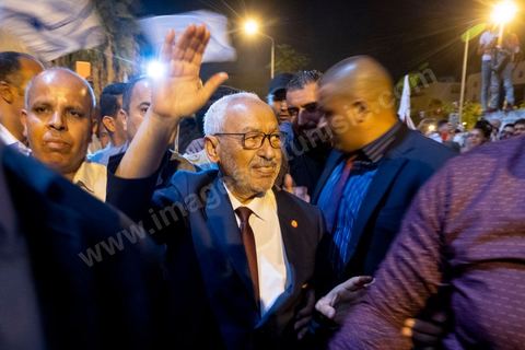 06 octobre 2019 : à 20h deux instituts de sondage mettent le parti Ennahdha en tête des élections législatives avec une quarantaine de sièges devant le parti "au coeur de la Tunisie", de Nabil Karoui, candidat en prison, avec 35 sièges à l'assemblée. Devant le siège du parti à Tunis, les militants d'Ennahdha sont venus fêter une victoire serrée et soutenir le leader du parti Rached Ghannouchi, président du parti et candidat sur Tunis. Les leadres du parti fêtent leur succès dans la rue et le bureau de Ghannouchi suivi d'une conférence de presse et d'un discours aux militants. 