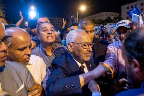 06 octobre 2019 : à 20h deux instituts de sondage mettent le parti Ennahdha en tête des élections législatives avec une quarantaine de sièges devant le parti "au coeur de la Tunisie", de Nabil Karoui, candidat en prison, avec 35 sièges à l'assemblée. Devant le siège du parti à Tunis, les militants d'Ennahdha sont venus fêter une victoire serrée et soutenir le leader du parti Rached Ghannouchi, président du parti et candidat sur Tunis. Les leadres du parti fêtent leur succès dans la rue et le bureau de Ghannouchi suivi d'une conférence de presse et d'un discours aux militants. 